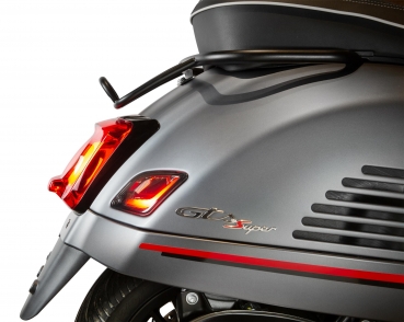 Rücklichtrahmen - SIP - Vespa GTS/GTV/HPE 125-300 cm (Bj. 2019-2022) - schwarz-glänzend für Original-Rücklicht